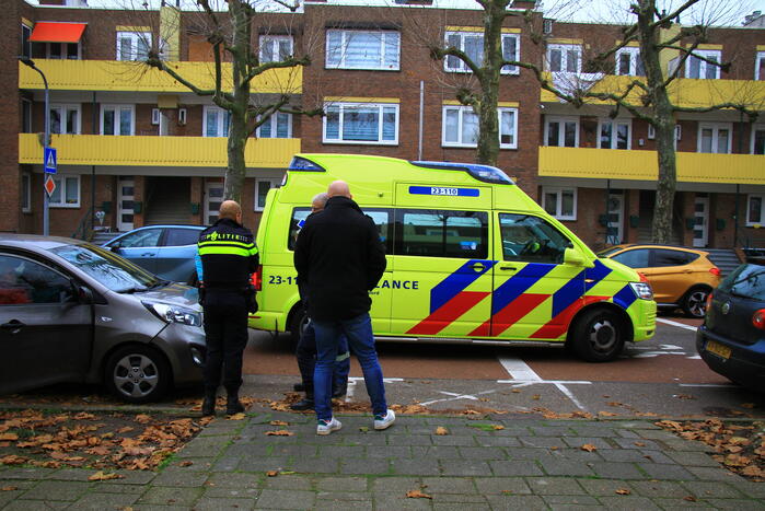Auto klapt op paaltje