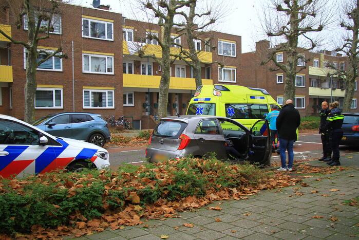 Auto klapt op paaltje