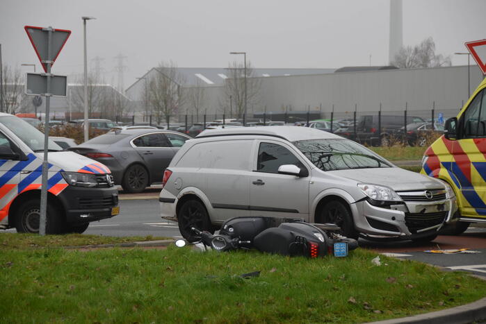 Scooterrijder gewond na harde botsing met auto