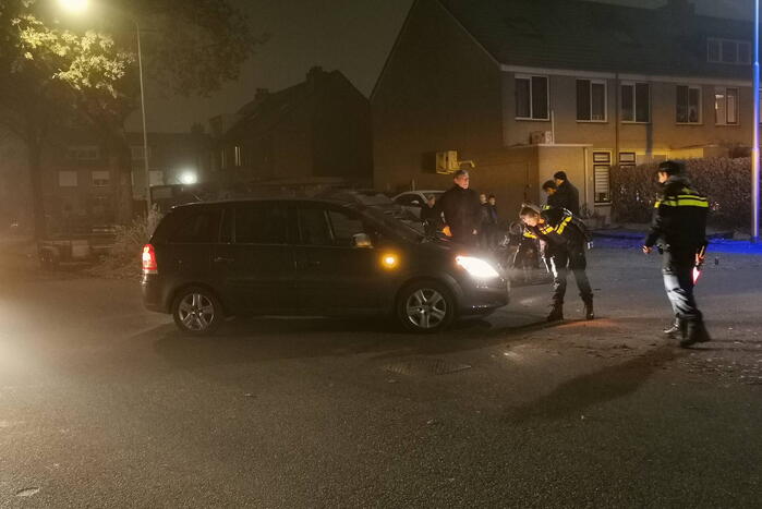 Afslaande automobilist ziet fietser over het hoofd