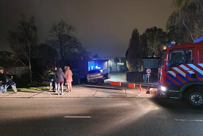 Auto dreigt van dijk te rijden