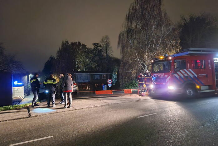 Auto dreigt van dijk te rijden