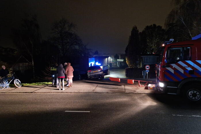 Auto dreigt van dijk te rijden