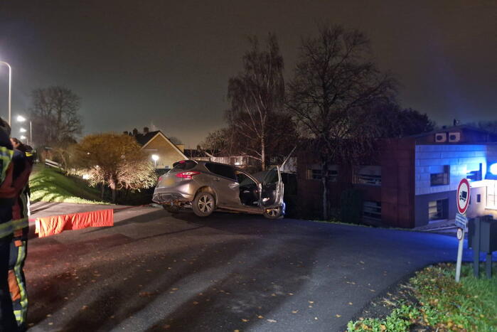 Auto dreigt van dijk te rijden