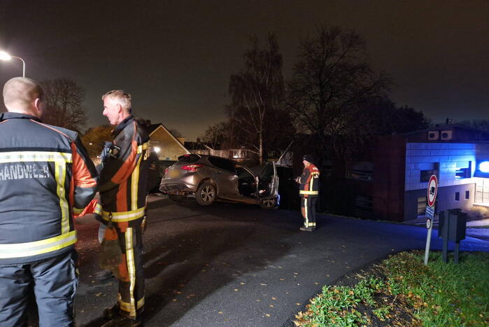 Auto dreigt van dijk te rijden