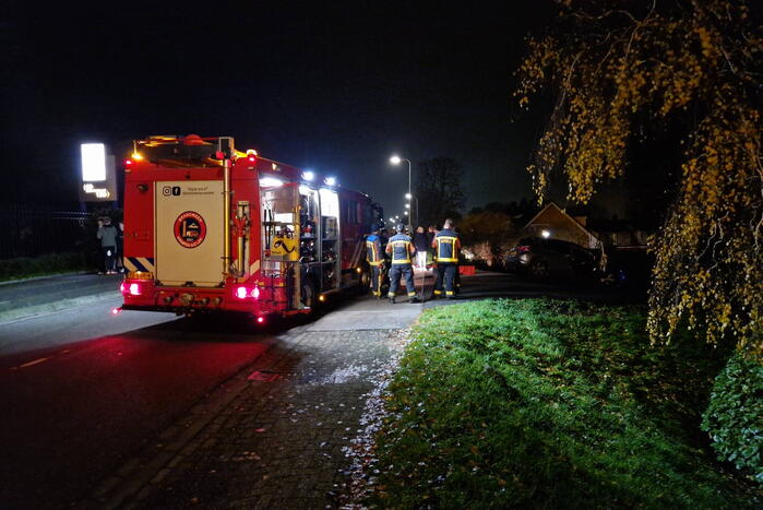 Auto dreigt van dijk te rijden