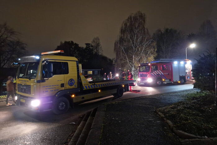 Auto dreigt van dijk te rijden