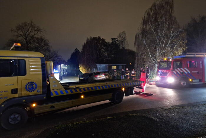 Auto dreigt van dijk te rijden