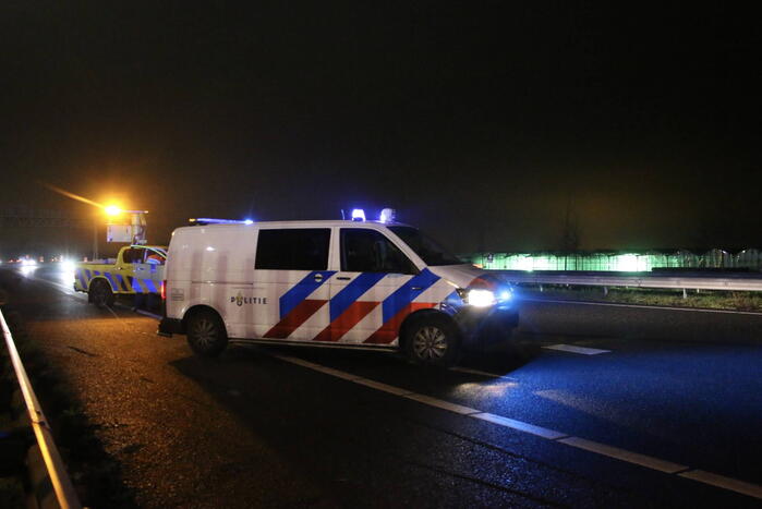 Auto belandt in vangrail