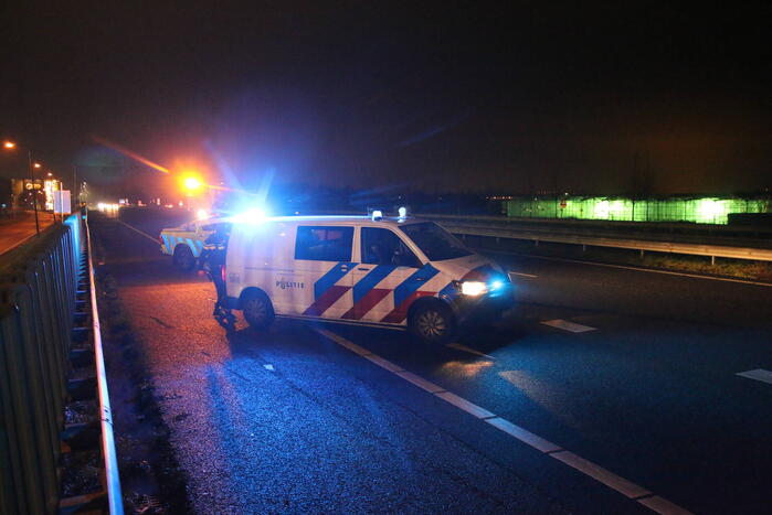 Auto belandt in vangrail