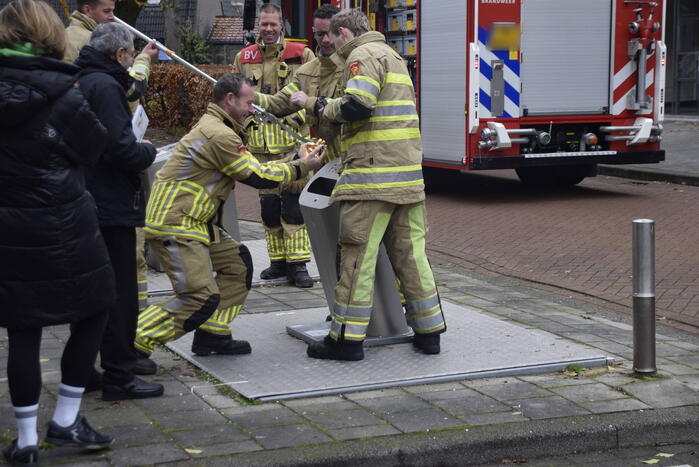 Brandweer vist sleutelbos op uit container