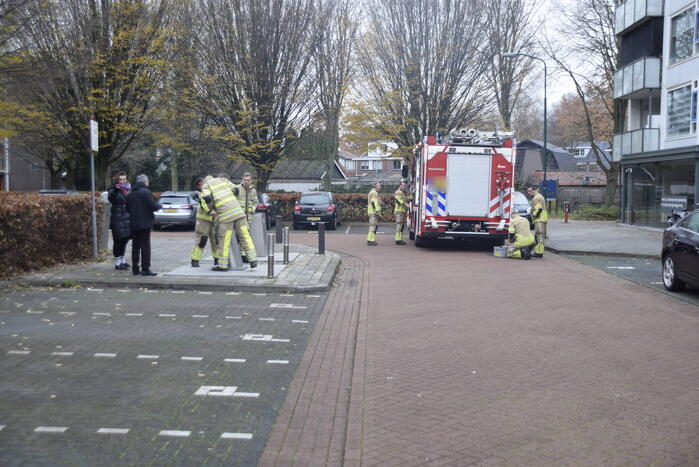 Brandweer vist sleutelbos op uit container