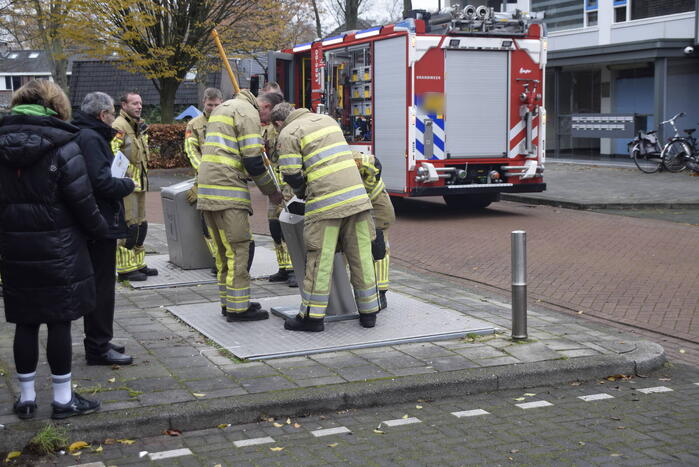 Brandweer vist sleutelbos op uit container