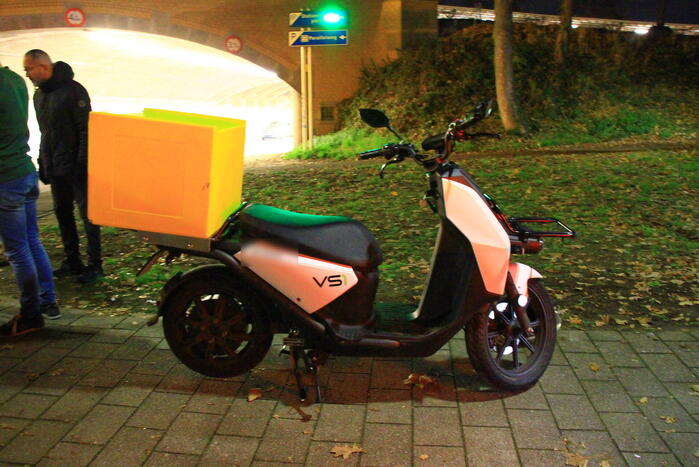 Maaltijdbezorger gewond na val met scooter