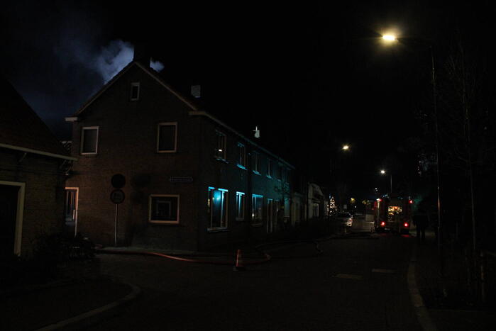 Bewoners opgeschrikt na brand achter woning