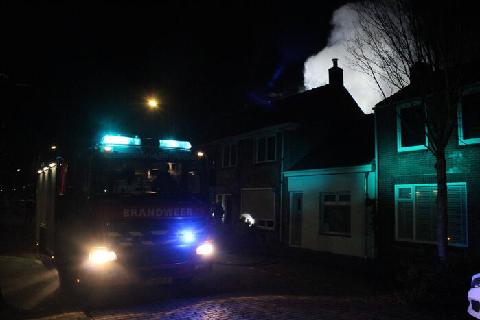 Bewoners opgeschrikt na brand achter woning