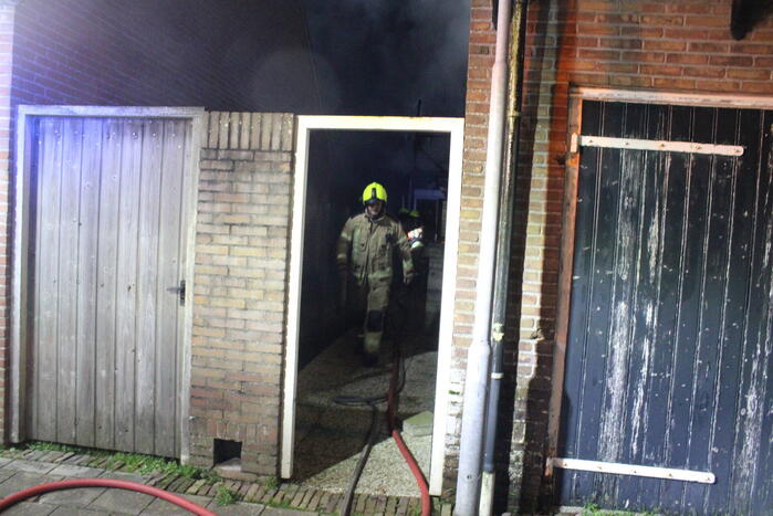 Bewoners opgeschrikt na brand achter woning