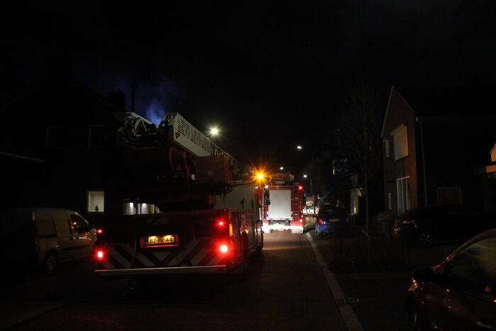 Bewoners opgeschrikt na brand achter woning