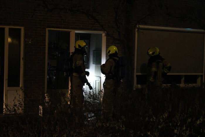 Bewoners opgeschrikt na brand achter woning