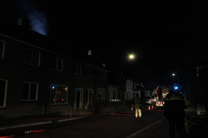 Bewoners opgeschrikt na brand achter woning