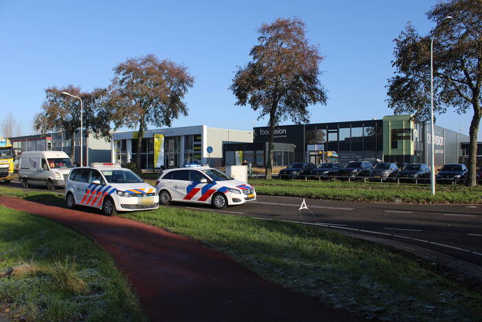 Flinke schade bij botsing tussen bestelbus en auto