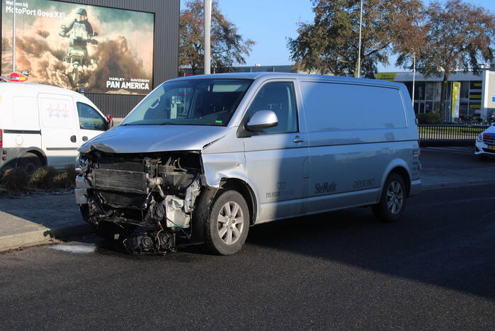 Flinke schade bij botsing tussen bestelbus en auto