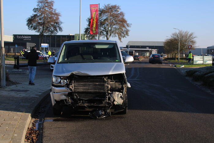 Flinke schade bij botsing tussen bestelbus en auto