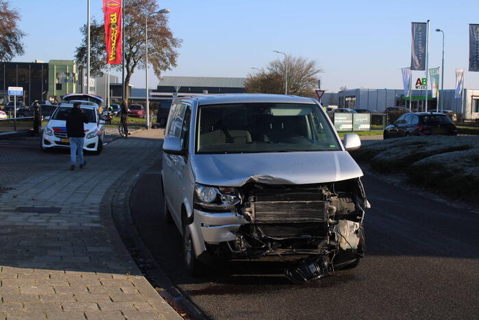 Flinke schade bij botsing tussen bestelbus en auto