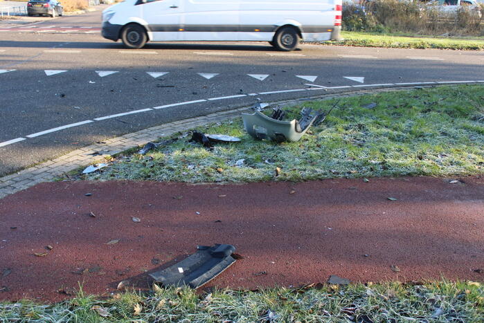 Flinke schade bij botsing tussen bestelbus en auto