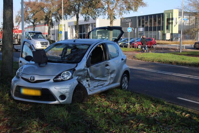 Flinke schade bij botsing tussen bestelbus en auto