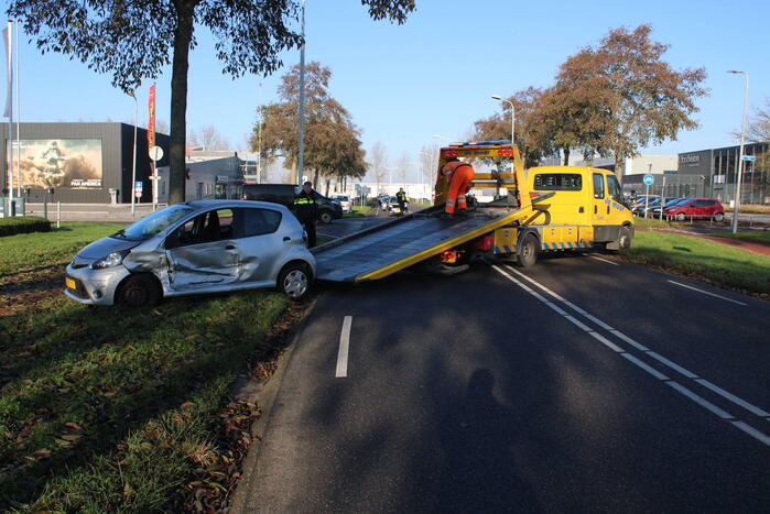 Flinke schade bij botsing tussen bestelbus en auto