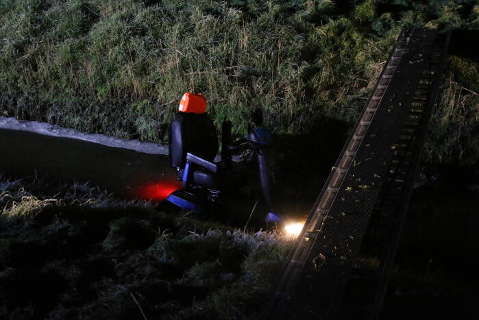 Persoon op scootmobiel raakt te water