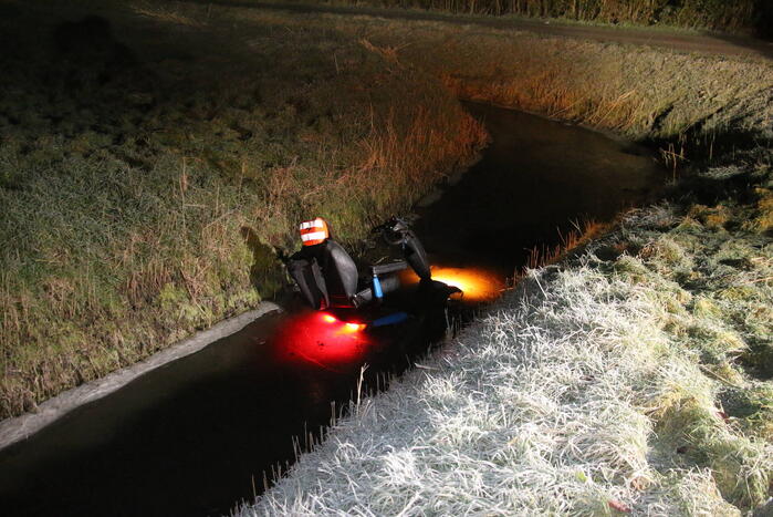 Persoon op scootmobiel raakt te water