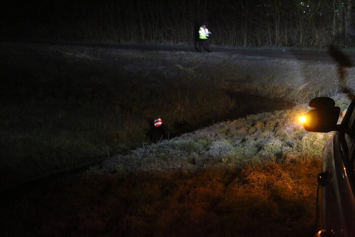 Persoon op scootmobiel raakt te water