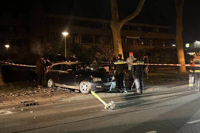 Automobilist ramt lantaarnpaal en elektriciteitskast