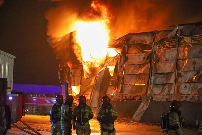 Zeer grote brand bij een landbouwmechanisatiebedrijf