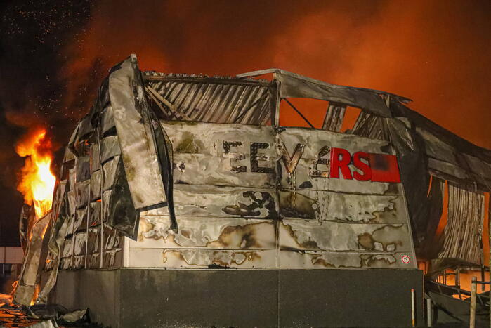 Zeer grote brand bij een landbouwmechanisatiebedrijf