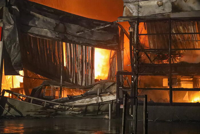 Zeer grote brand bij een landbouwmechanisatiebedrijf