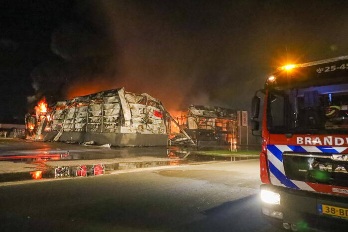 Zeer grote brand bij een landbouwmechanisatiebedrijf