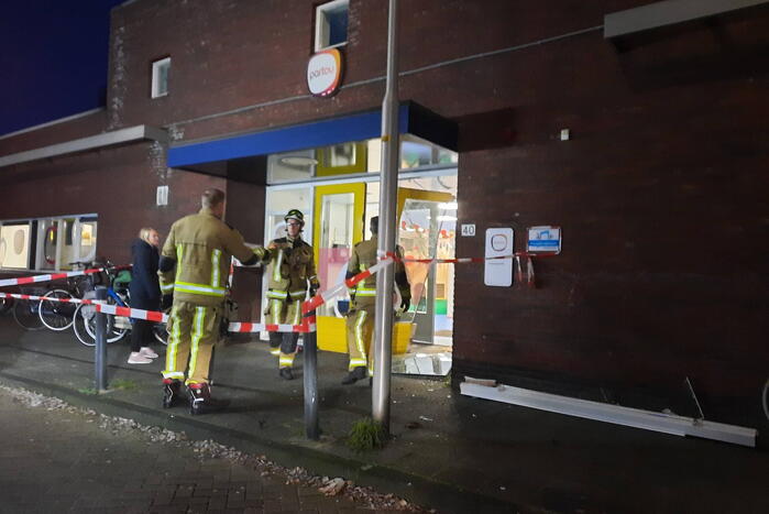 Automobilist rijdt schoolgebouw binnen