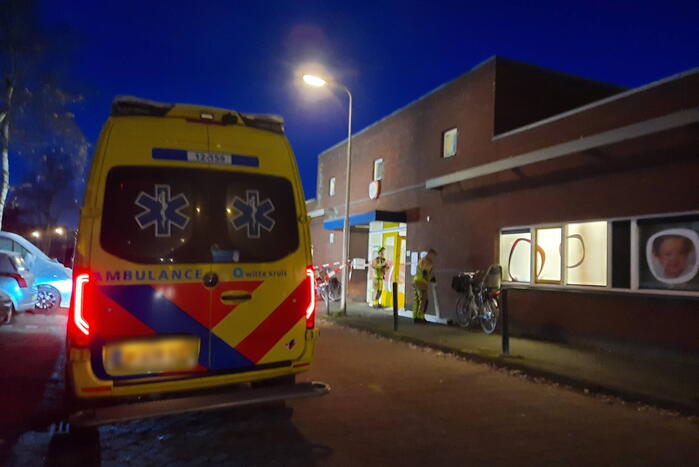 Automobilist rijdt schoolgebouw binnen