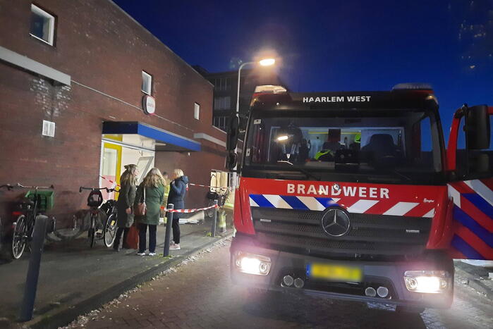 Automobilist rijdt schoolgebouw binnen
