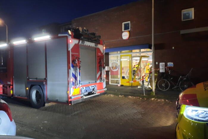 Automobilist rijdt schoolgebouw binnen