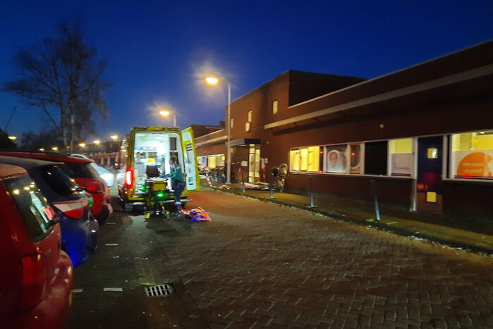 Automobilist rijdt schoolgebouw binnen