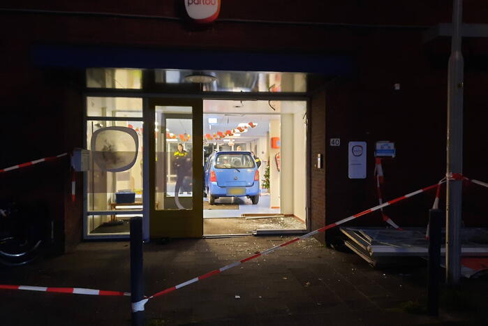 Automobilist rijdt schoolgebouw binnen