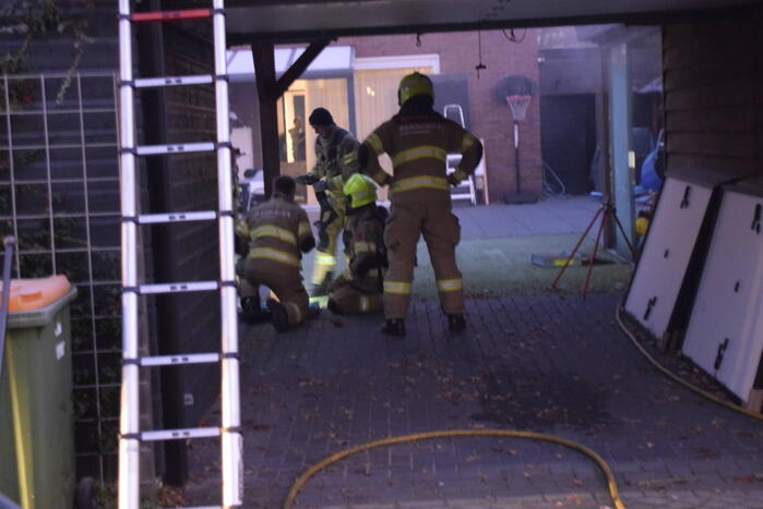 Brandweer blust brand in buitenkeuken