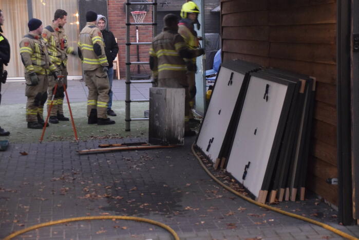 Brandweer blust brand in buitenkeuken