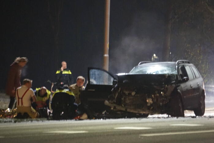 Personenauto en vrachtwagen frontaal in botsing