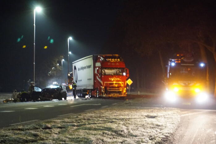 Personenauto en vrachtwagen frontaal in botsing