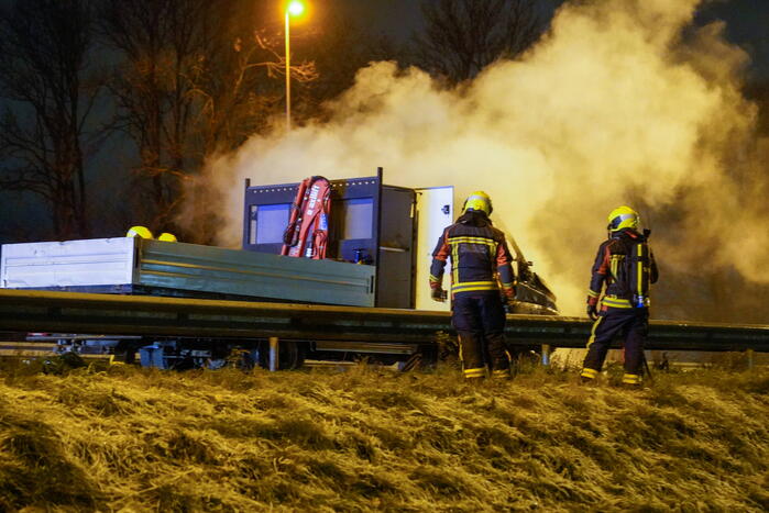Bestelwagen vliegt spontaan in brand